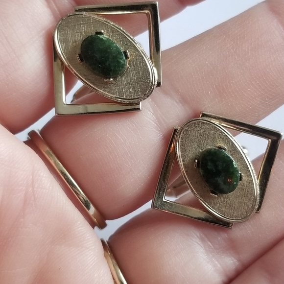 Vintage cufflinks by Dante pale gold tone metal green stone cabochons - Picture 4 of 14